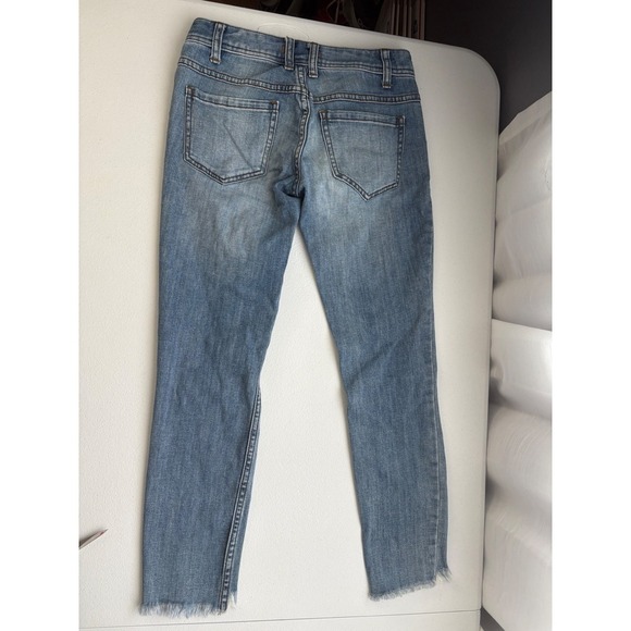 Free People Distressed Knee Fray Hem Denim Jeans Light Wash Size 25 - Picture 2 of 8